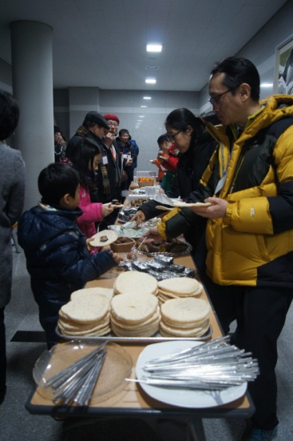 요기하세요~ 아래 보이는 뻥튀기는 접시입니다. 뻥튀기를 접시로 쓰시고 마지막에는 뻥튀기도 드세요~