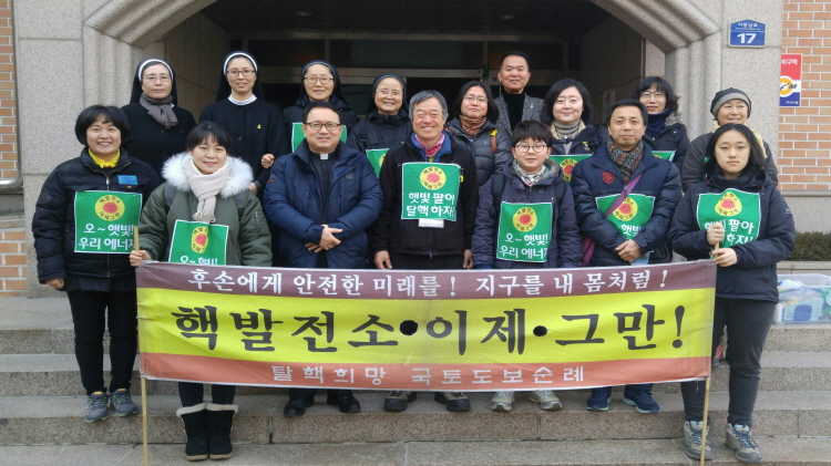 20일(토) 아침 모충동 성당에서 출발하기 전에 한장, 어제 끝날때 보다 순례단이 늘었습니다