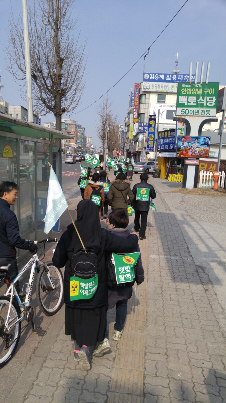 율량천을 지나 오르막길~